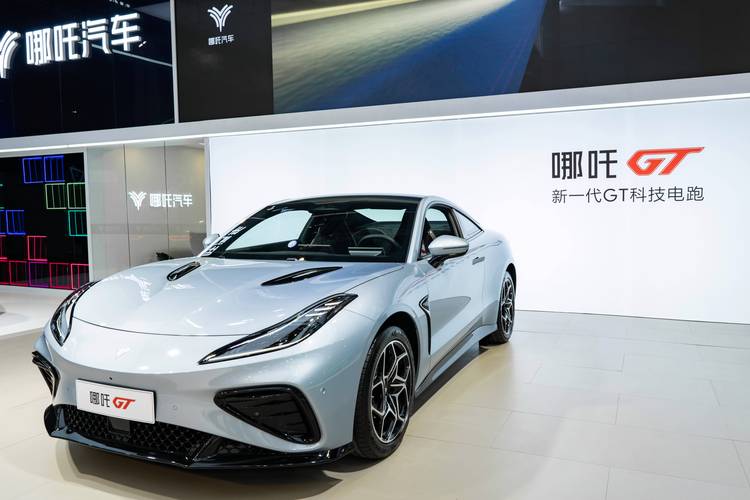 重庆112哪吒汽车在智能汽车领域的表现，领途汽车在新能源汽车市场中的影响力